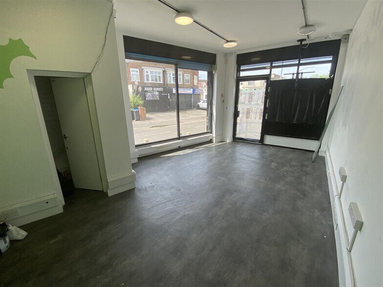 2-6 Roding Rd, Loughton à louer - Photo du bâtiment - Image 3 de 17