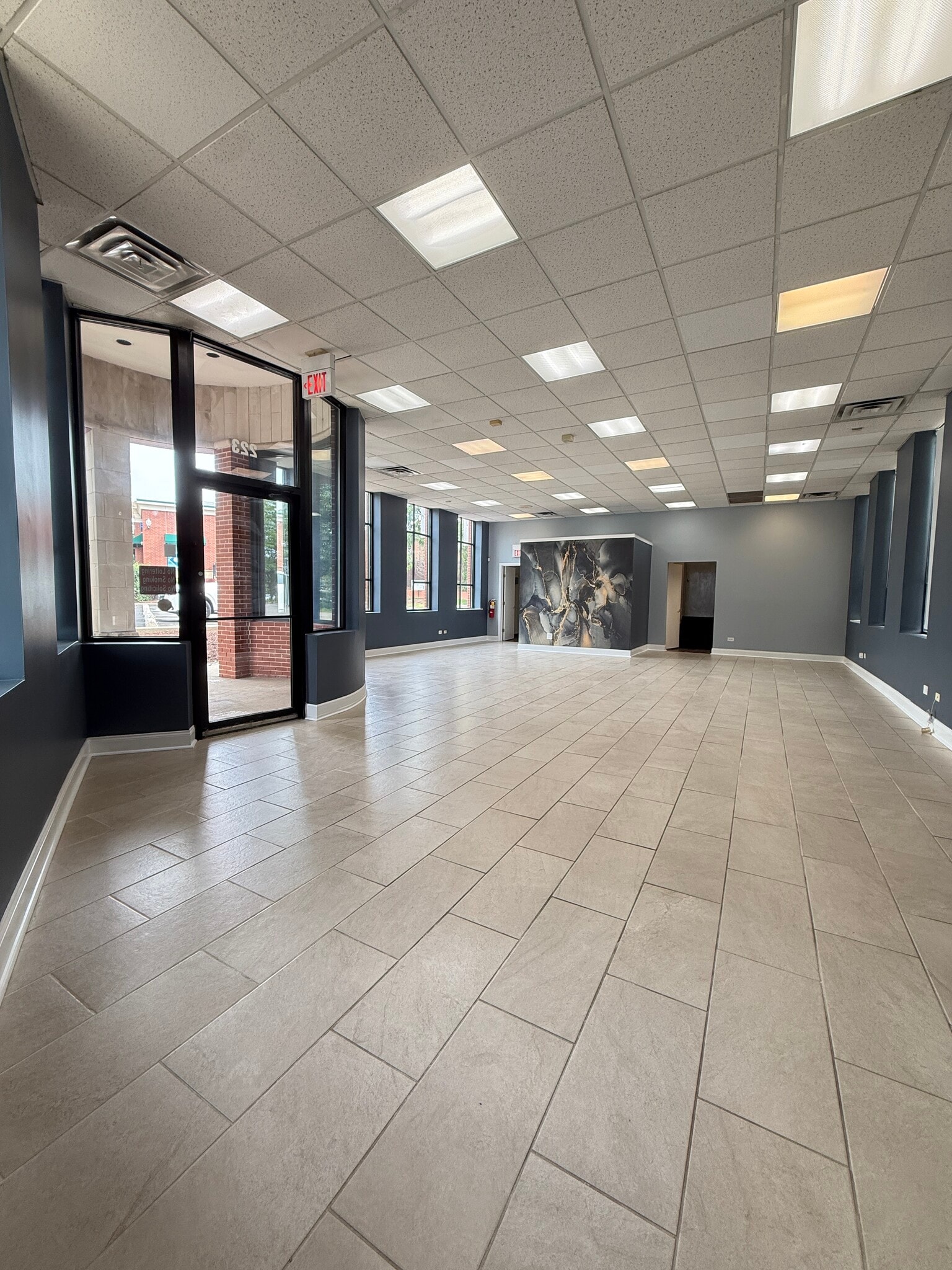 223 Dundee Ave, Elgin, IL for lease Interior Photo- Image 1 of 15