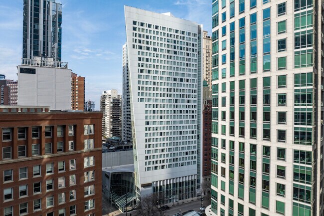 Plus de détails pour 20 E Chestnut St, Chicago, IL - Services hôteliers à vendre