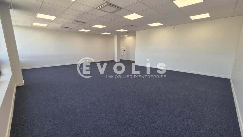 Office in Chessy for lease - Interior Photo - Image 3 of 6
