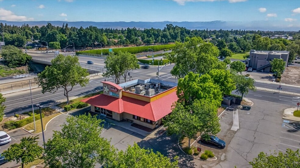 501 S Chinowth St, Visalia, CA for sale - Building Photo - Image 3 of 12