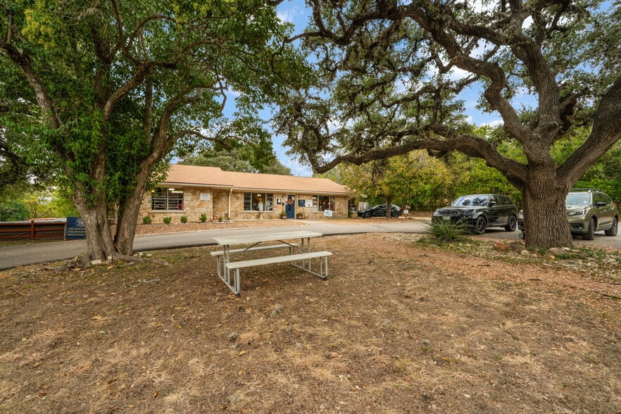 930 N School St, Boerne, TX à vendre - Photo du bâtiment - Image 3 de 49