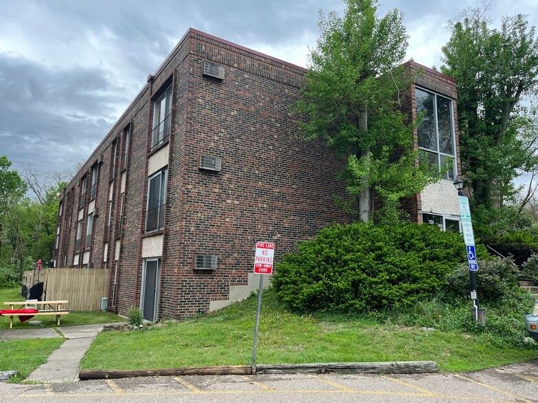 701 Pyramid Hill Blvd, Hamilton, OH à vendre - Photo du bâtiment - Image 2 de 12