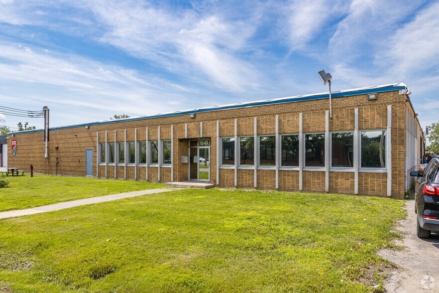 104 Av Gun, Pointe-claire, QC for lease - Building Photo - Image 1 of 4