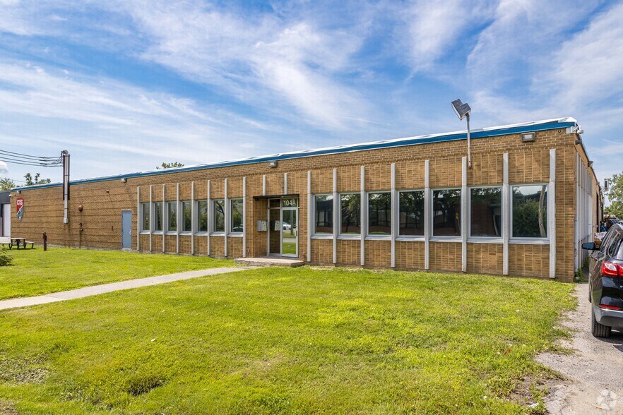 104 Av Gun, Pointe-claire, QC à louer - Photo du bâtiment - Image 1 de 4