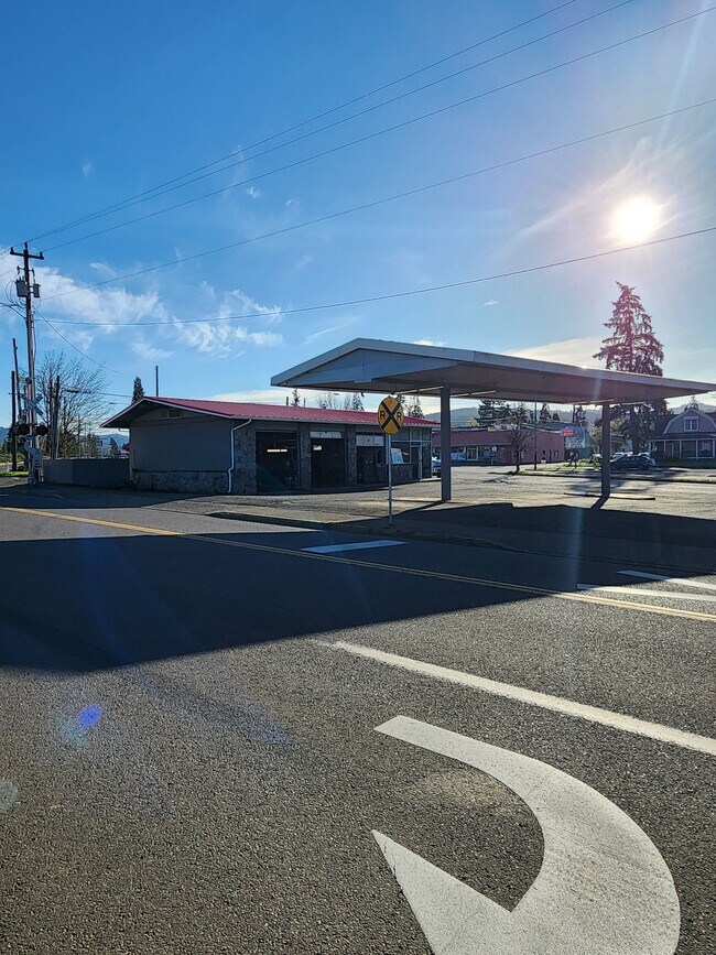 More details for 518 S Pacific Hwy, Cottage Grove, OR - Retail for Sale