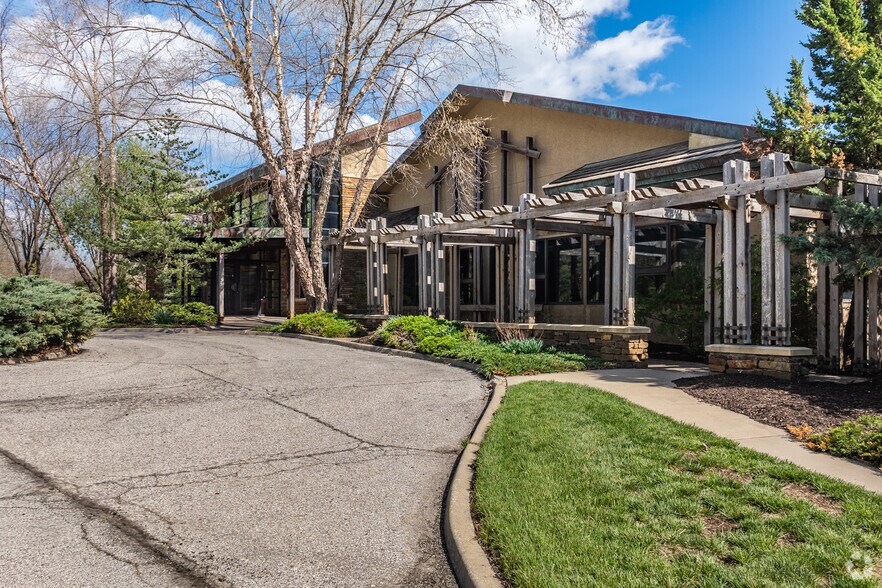25055 W Valley Pky, Olathe, KS à vendre - Photo du bâtiment - Image 3 de 13