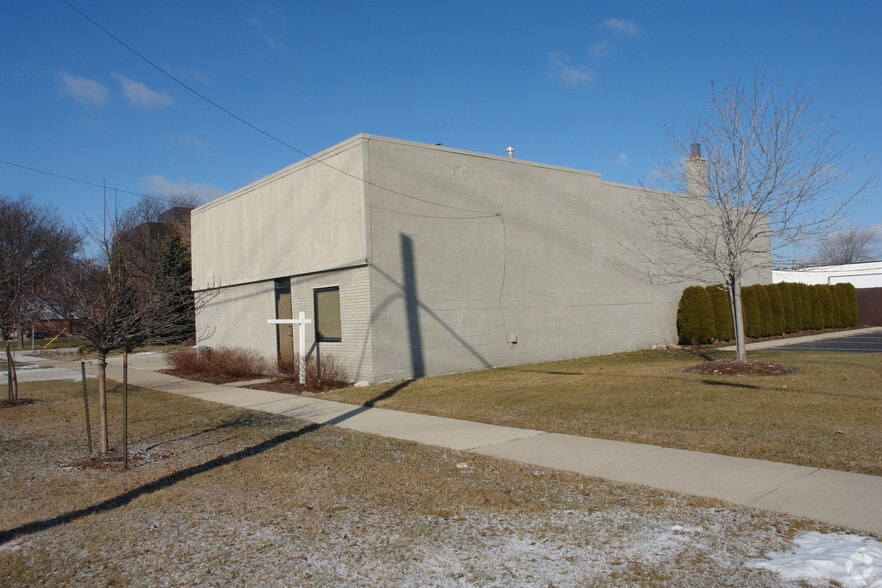 12525 E 9 Mile Rd, Warren, MI for sale - Primary Photo - Image 1 of 2
