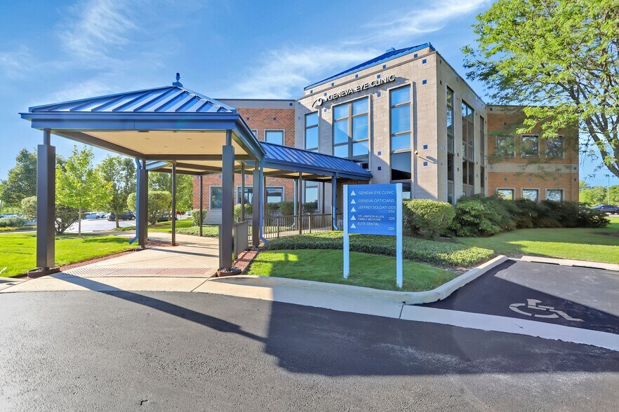 1000 Randall Rd, Geneva, IL à vendre - Photo du bâtiment - Image 2 de 18