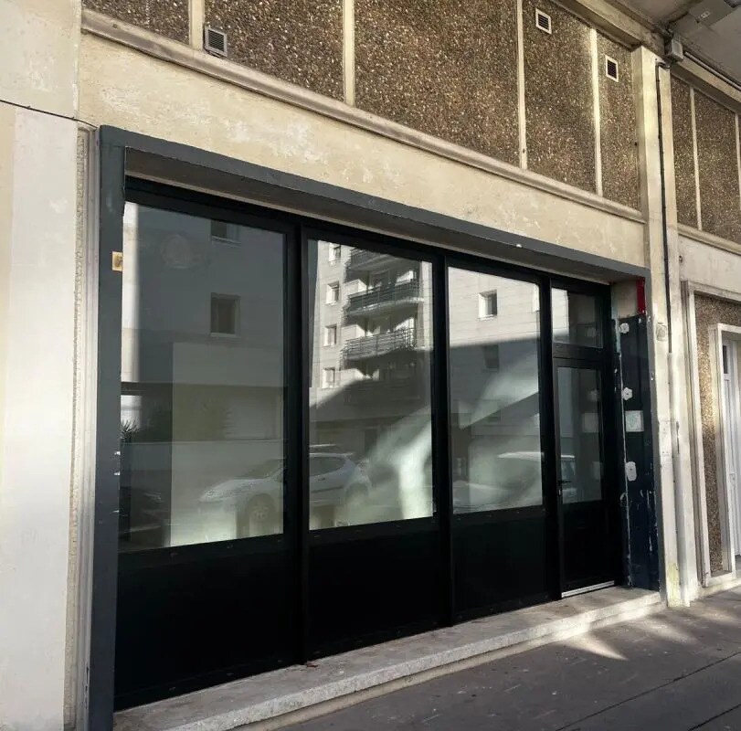 Retail in Le Havre for lease Building Photo- Image 1 of 5