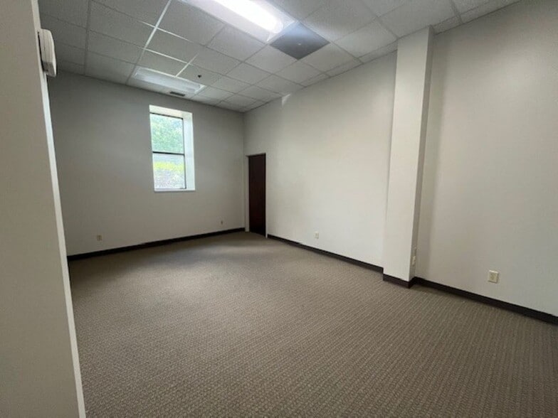201 Government Ave SW, Hickory, NC for lease - Interior Photo - Image 3 of 7