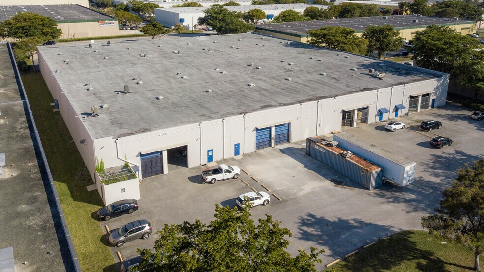 5510-5590 NW 163rd St & 5523-5535 NW 161st St, Miami Lakes, FL à louer - Photo du bâtiment - Image 3 de 7