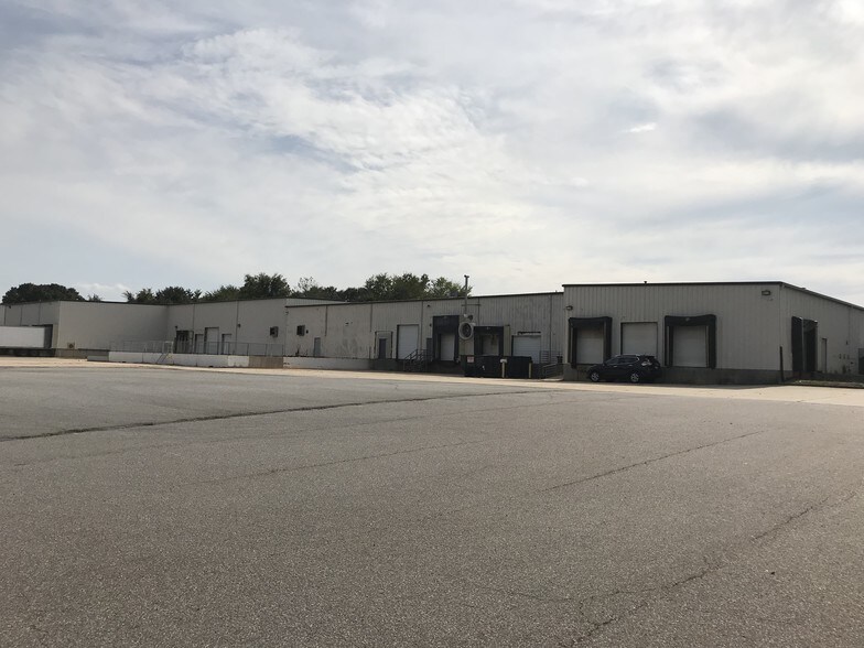 124 Commerce Blvd, Statesville, NC à louer - Photo du bâtiment - Image 3 de 6