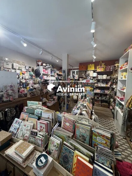Retail in Paris for lease - Building Photo - Image 2 of 4