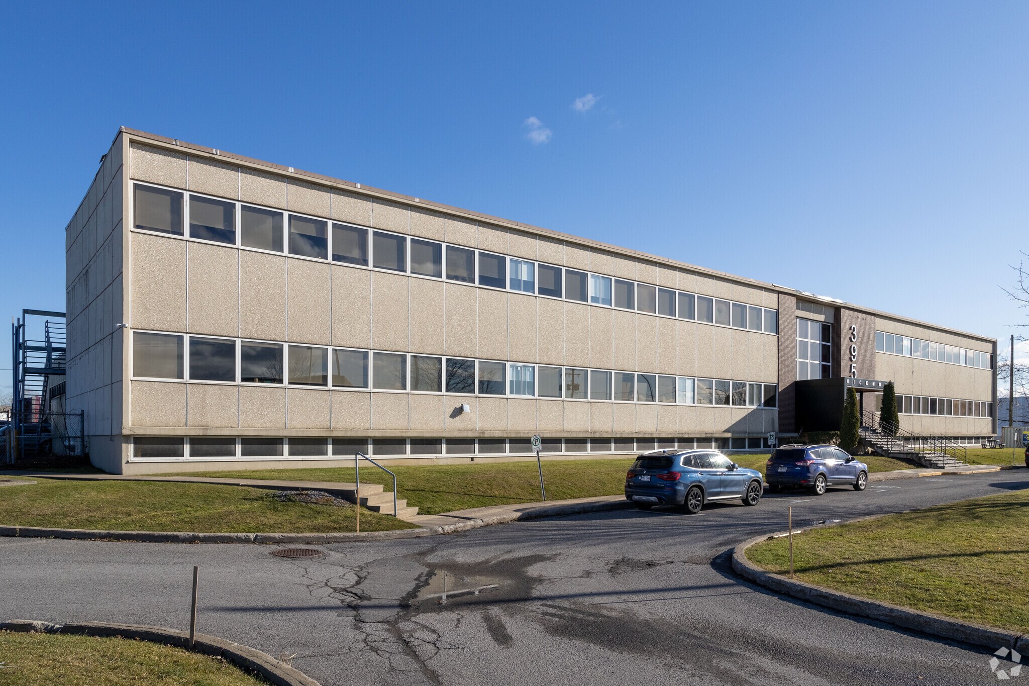 3950 Rue Hickmore, Montréal, QC à louer Photo principale- Image 1 de 5