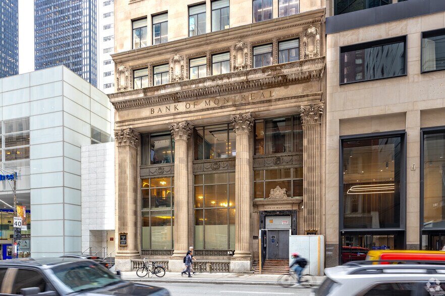 302 Bay St, Toronto, ON à louer - Photo du bâtiment - Image 2 de 2