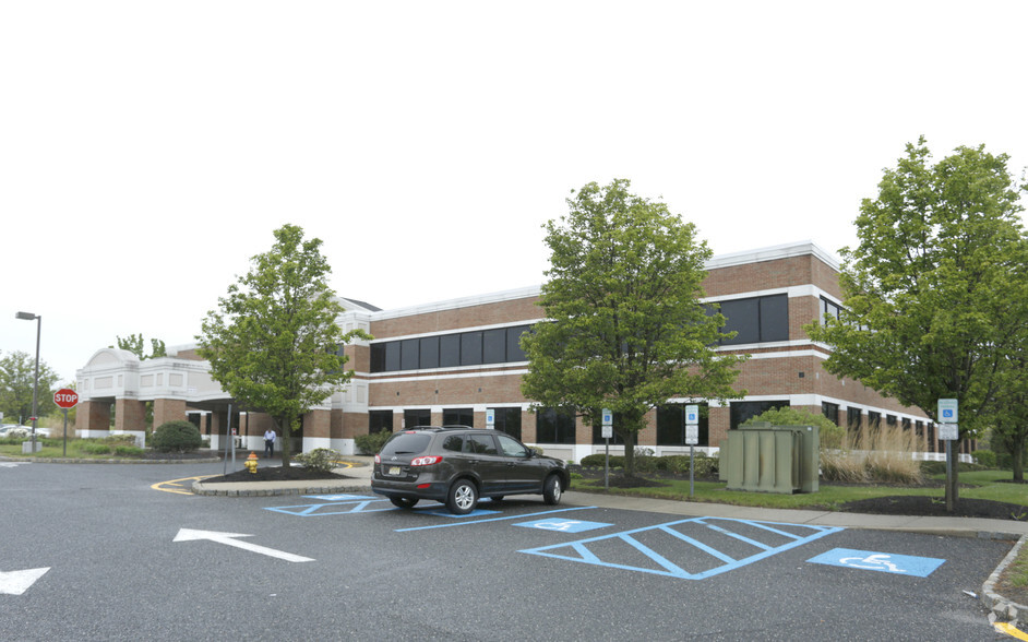 100 Commons Way, Holmdel, NJ à louer - Photo du bâtiment - Image 1 de 13