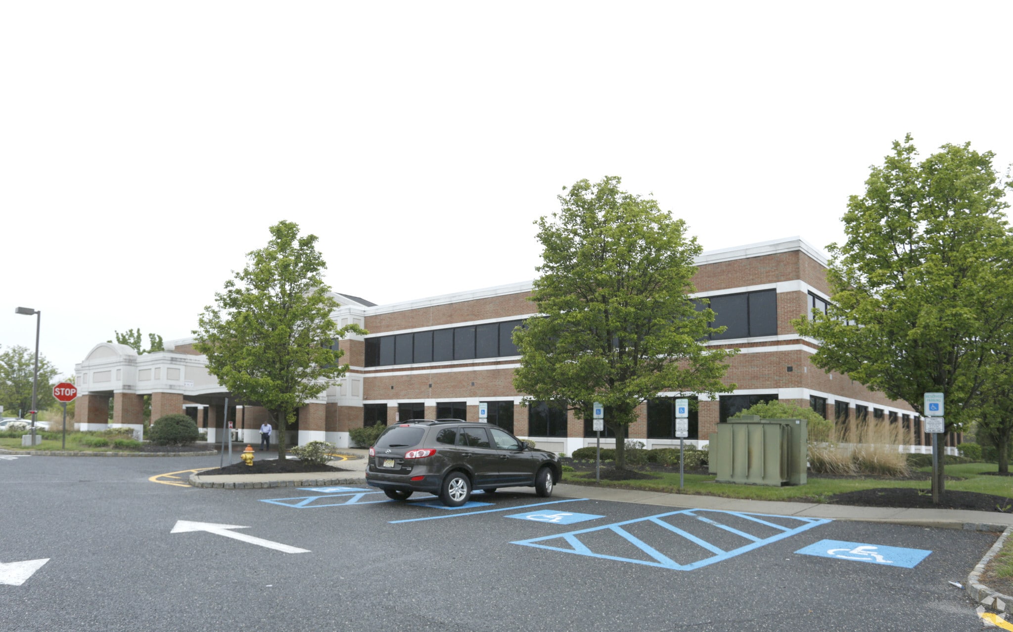 100 Commons Way, Holmdel, NJ for lease Primary Photo- Image 1 of 7