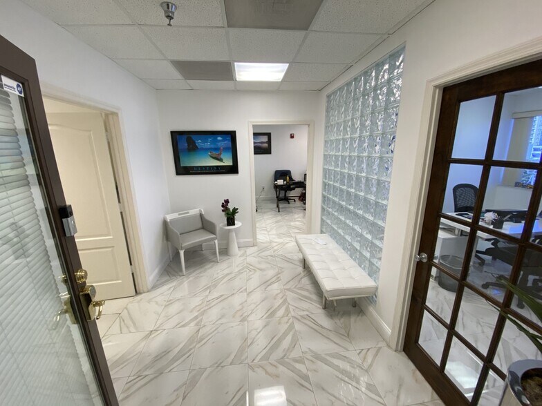 1111 Kane Concourse, Bay Harbor Islands, FL à louer - Photo du bâtiment - Image 1 de 36