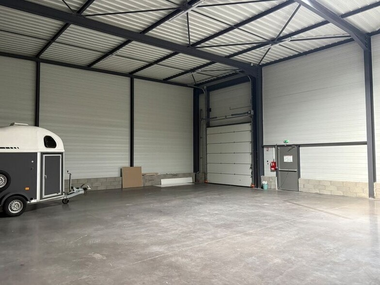 Flex in MARCILLY-D'AZERGUES for lease - Interior Photo - Image 1 of 6