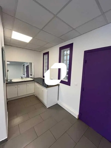 Office in Chilly-Mazarin for lease - Interior Photo - Image 3 of 9