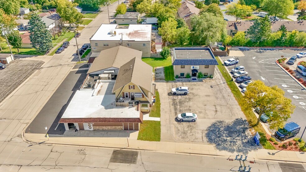 2713 S Chicago Ave, South Milwaukee, WI à vendre - Photo du bâtiment - Image 2 de 23