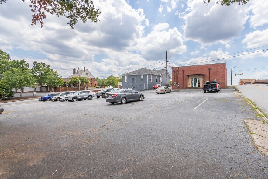 210 N McDuffie St, Anderson, SC for lease - Building Photo - Image 2 of 27