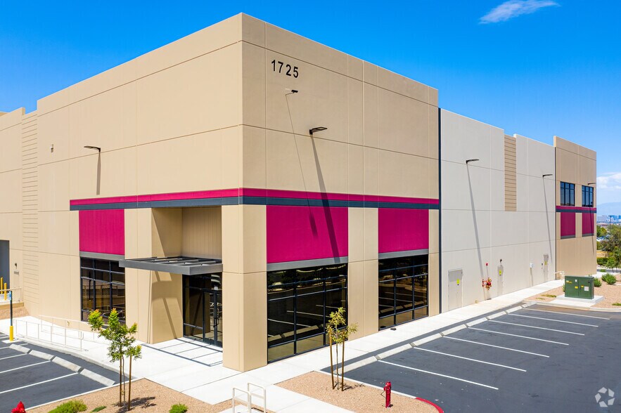 1725 Chaparral Rd, Henderson, NV à louer - Photo du bâtiment - Image 2 de 9