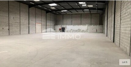 Flex in Morangis for lease Interior Photo- Image 1 of 3