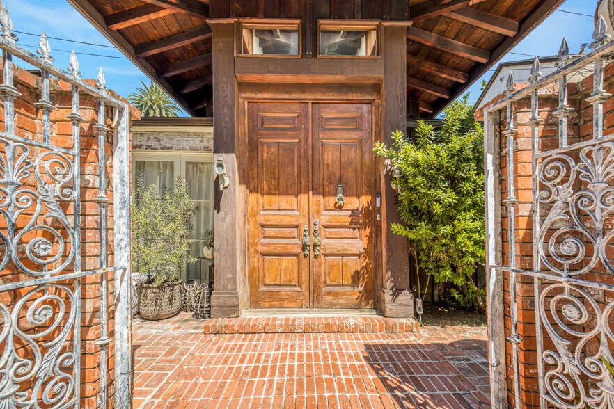 1276 N Sweetzer Ave, West Hollywood, CA à vendre - Photo du bâtiment - Image 2 de 51