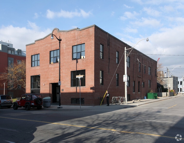 2738 Dundas St W, Toronto, ON for lease - Building Photo - Image 2 of 3