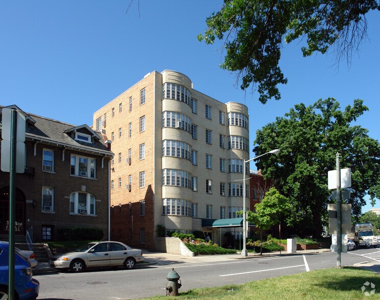 215 Constitution Ave NE, Washington, DC à vendre - Photo du bâtiment - Image 2 de 15