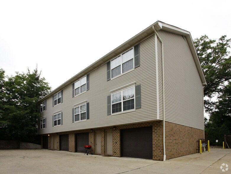 1041 Clyde Ave, Cuyahoga Falls, OH à vendre - Photo du bâtiment - Image 2 de 2