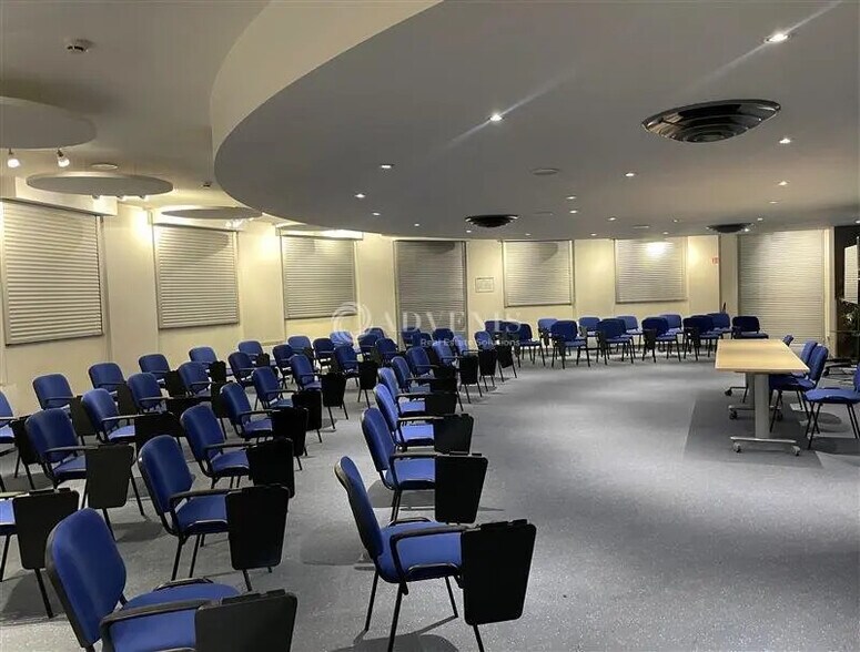 Office in Courbevoie for lease - Building Photo - Image 3 of 12