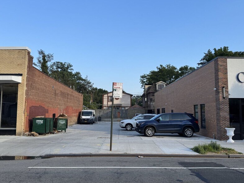 179-24-179-28 Union Tpke, Fresh Meadows, NY à louer - Photo du bâtiment - Image 3 de 6