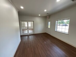 305 N Beech Cir, Broken Arrow, OK for lease Interior Photo- Image 2 of 12