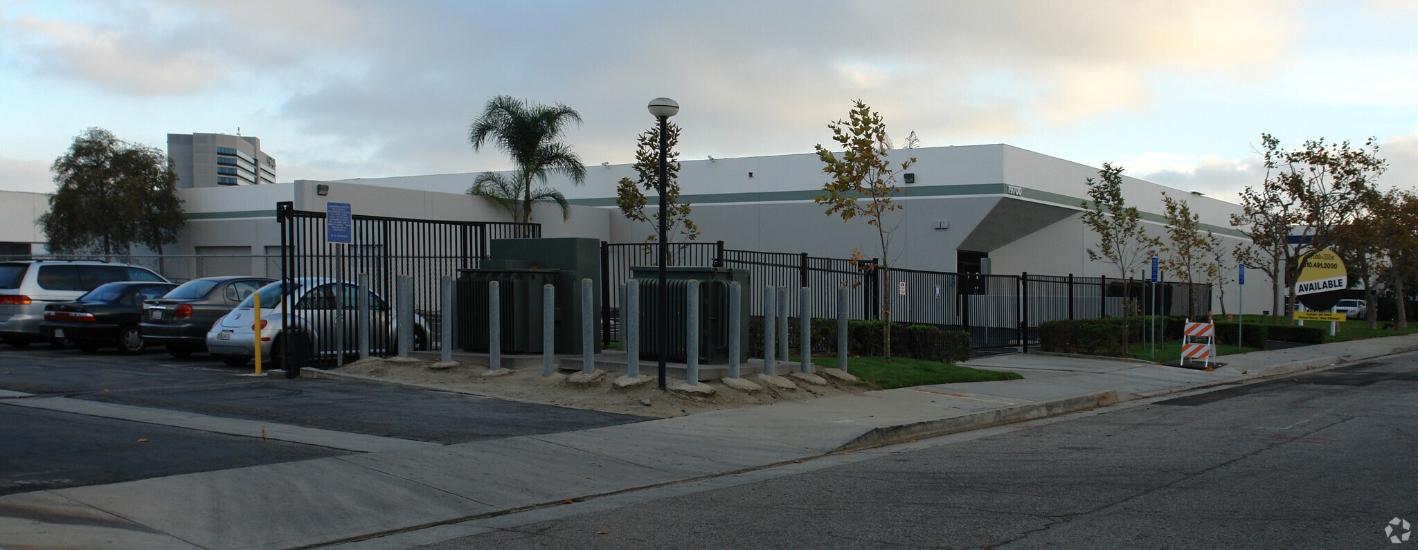 19700 Magellan Dr, Torrance, CA à louer Photo du bâtiment- Image 1 de 2