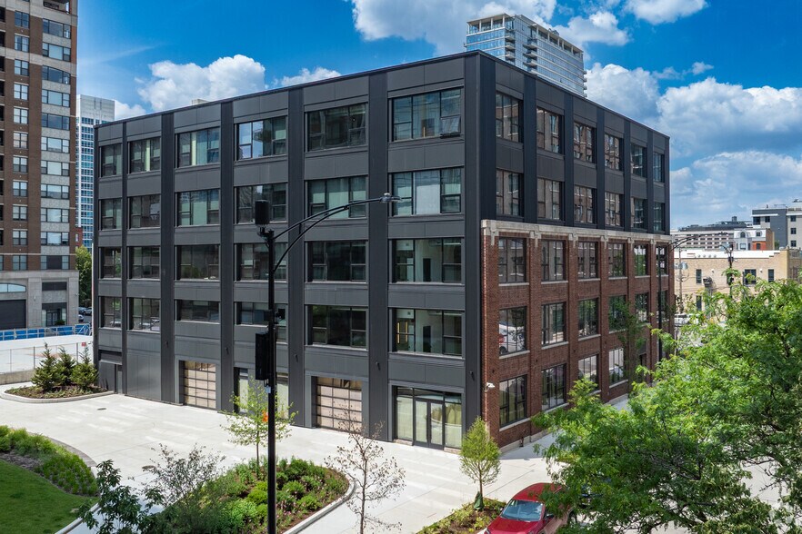 871 N Franklin St, Chicago, IL à louer - Photo du bâtiment - Image 2 de 19