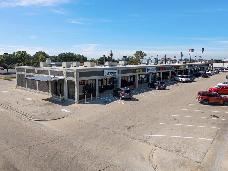 901 N Loop 340, Waco, TX à louer - Photo du bâtiment - Image 1 de 6