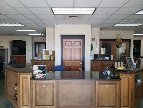 2053 Laura St, Springfield, OR for lease Interior Photo- Image 2 of 8