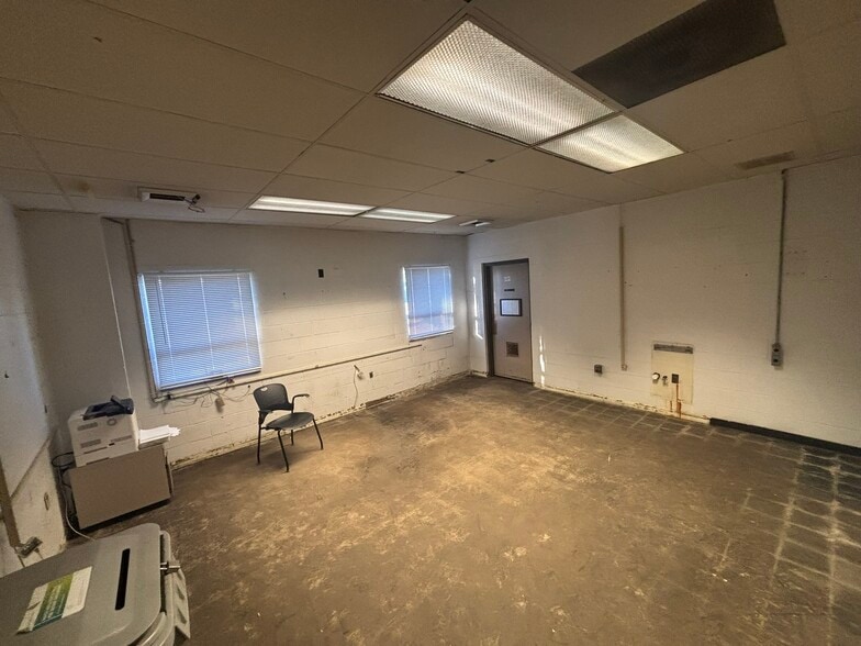 525 Industrial Park Dr, Hastings, MI for lease - Building Photo - Image 3 of 4