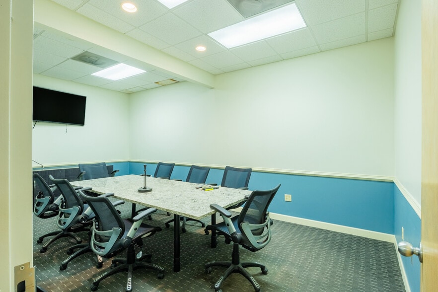 663 Pennsylvania Ave, Elizabeth, NJ for lease - Interior Photo - Image 3 of 33