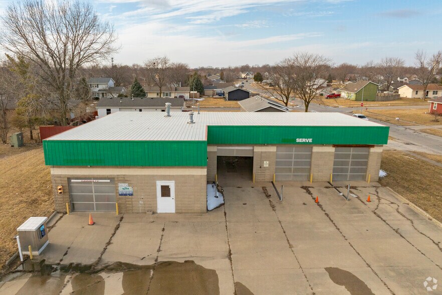 1105 Lincoln St SE, Bondurant, IA à vendre - Photo du bâtiment - Image 2 de 3