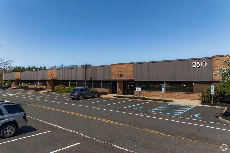 250 Corporate Ct, South Plainfield, NJ for lease - Primary Photo - Image 1 of 9