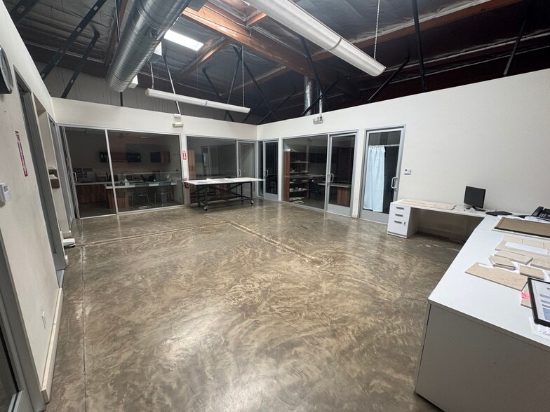 8456 San Fernando Rd, Sun Valley, CA à louer - Photo du bâtiment - Image 3 de 11