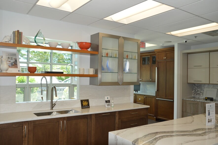 303 Sunnyside Blvd, Plainview, NY for lease - Interior Photo - Image 2 of 13