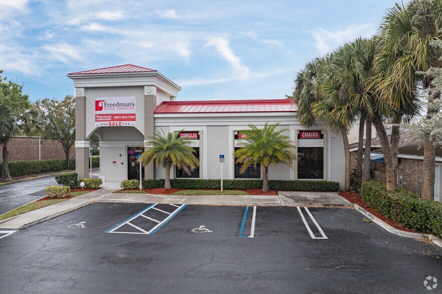 2055 Palm Beach Lakes Blvd, West Palm Beach, FL à vendre - Photo du bâtiment - Image 3 de 15