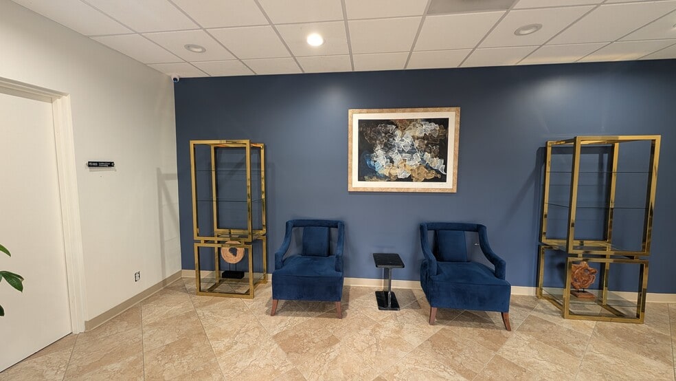 970 S Village Oaks Dr, Covina, CA for lease - Building Photo - Image 3 of 13