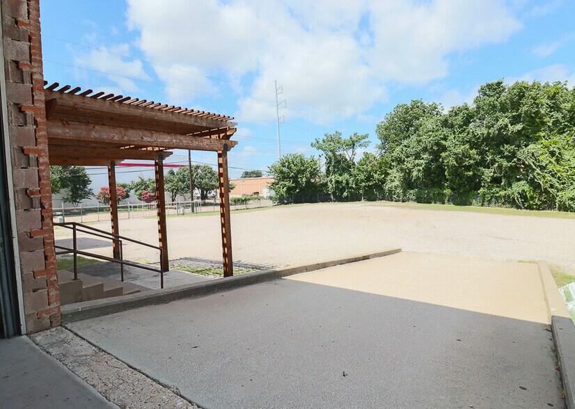 1915 Empire Central, Dallas, TX à louer - Photo du bâtiment - Image 2 de 20