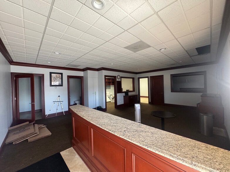 1515 Fifth Industrial Ct, Bay Shore, NY for lease - Building Photo - Image 2 of 11